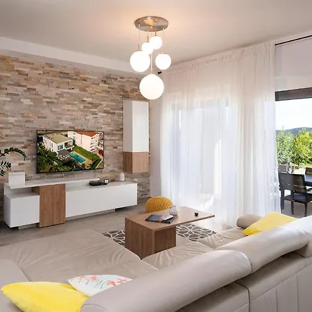 Lu-ma Vila *