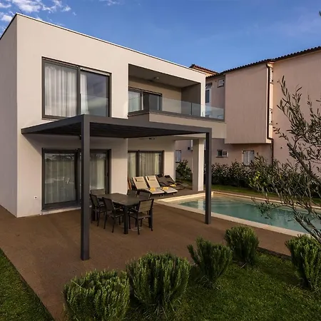 Lu-ma Beachfront With Heated Pool * טוראני