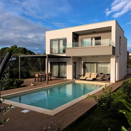 Lu-ma Beachfront With Heated Pool * Turanj